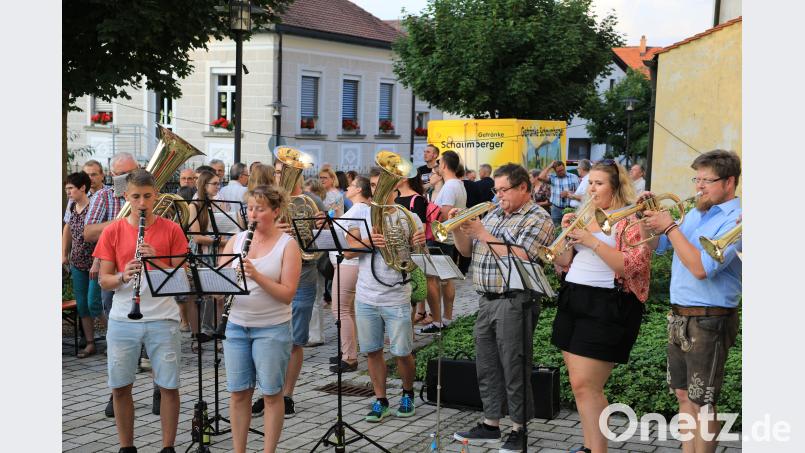 Ein Geburtstagsständchen liefert die Ebnather Blasmusik. njn