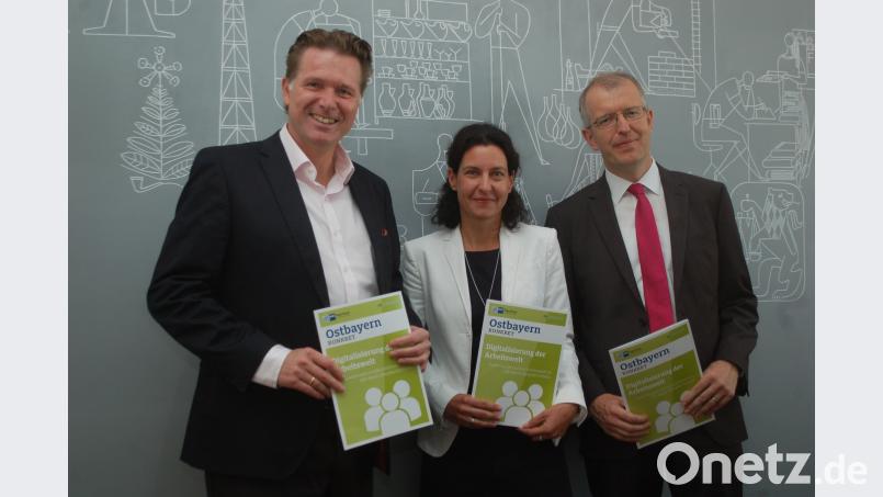 IHK-Hauptgeschäftsführer Jürgen Helmes (von links), IHK-Bereichsleiterin Sibylle Aumer und Thorsten Lang von IW Consult stellten die gemeinsame Studie zur Digitalisierung der Arbeitswelt vor. Hanna Gibbs
