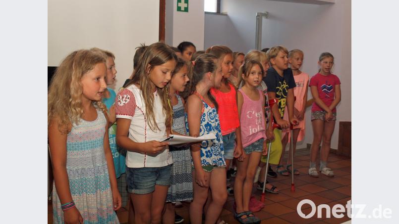 Mit dem Lied „Bin ich aufgewacht und die Sonne lacht“ eröffnet der Schulchor die Feierstunde. sön