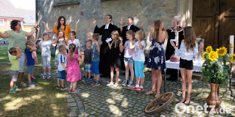 Die Kinder beten das Vater Unser. le