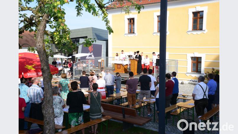 Pfarrer Manuel Sauer feiert gemeinsam mit Pater Lorenz Bose den Festgottesdienst zum 50-jährigen Bestehen der Jugendgruppe Parkstein. bey