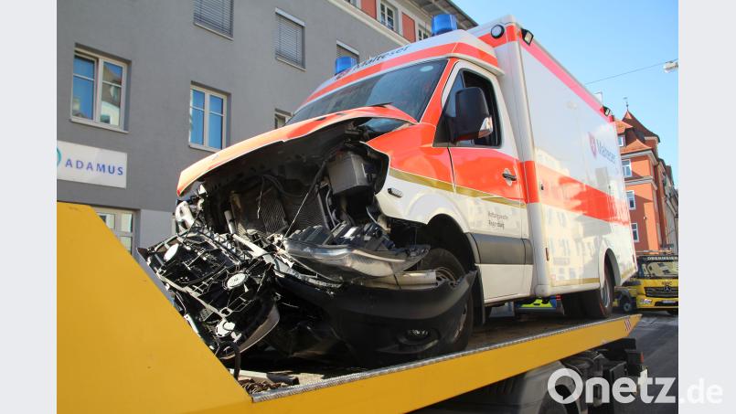 Krankenwagen kollidiert mit Auto. Auer, Alexander
