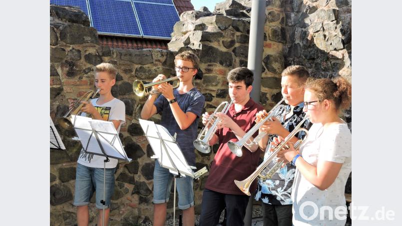 Jakob Reichl (von links), Jonas Uschold, Stefan Bodenmeier, Pascal Zankl und Sabine Kick bereiten mit ihrem Trompetenlehrer Benno Englhart am Rande des Steinstadlsl in Parkstein den Zuhörern ein ansprechendes und abwechslungreiches Konzert. myd
