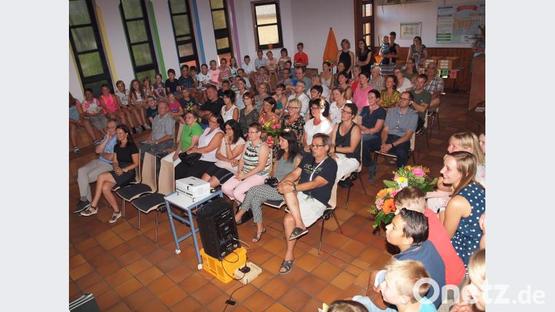 Voll ist bei der Abschiedsfeier die Aula der Grundschule. sön
