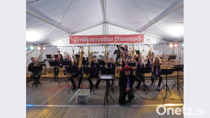 Sommerfest der Großkonreuther Blasmusik: Jazz und Swing in Mähring – Die Big Band hebt die Instrumente zum Musikantengruß. mri