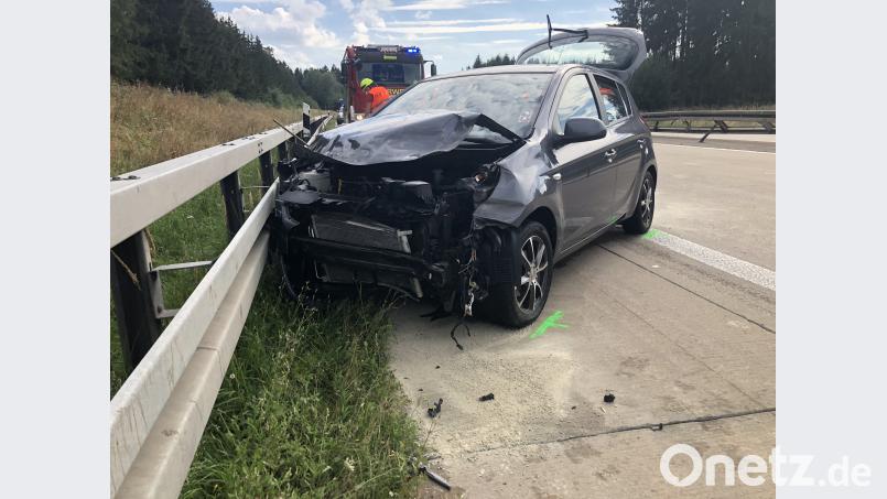 Das verunfallte Auto kam an der Leitplanke zum Stehen. Die Autobahn 93 war zeitweise gesperrt. Alexander Auer