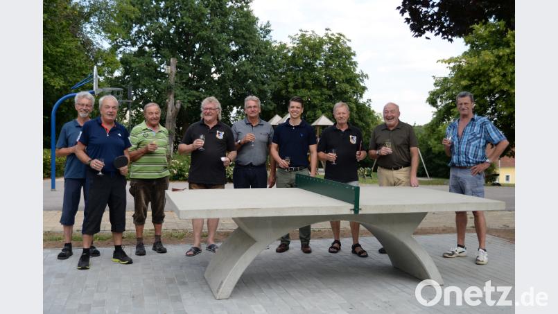 Mit einem Gläschen Sekt wird durch die anwesenden Hohenkemnather Vereinsvertreter sowie Ursensollens Bauhofchef Fredi Stich zusammen mit Gemeinderat Achim Kuchenbecker (Mitte) auf die am Hohenkemnather Dorfplatz installierte Tischtennisplatte angestoßen. brü