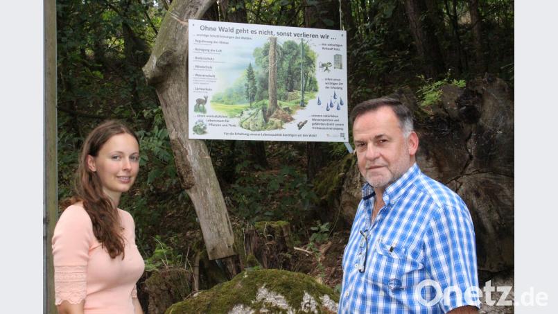 Laura Strixner vom Naturpark Oberpfälzer Wald und &quot;Schweinmühlner&quot; Hans Senft freuen sich über die vielen neuen Infotafeln, die den Waldlehrpfad schmücken. Lowak