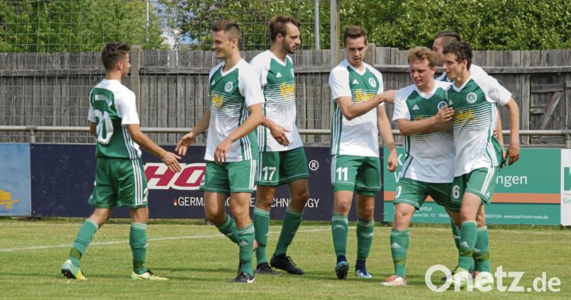 Der SV Mitterteich feierte am Samstag mit 2:0 gegen die SG Quelle Fürth den ersten Sieg in dieser Saison. Hier nimmt Torschütze Nick Watzlawik (rechts) nach dem Führungstreffer die Glückwünsche seiner Teamkollegen entgegen. gb