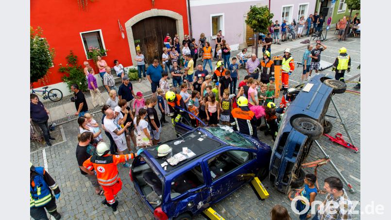 Erst zögerlich, aber dann voller Neugier sehen sich die Passanten die verunfallten Fahrzeuge von der Nähe an. sml