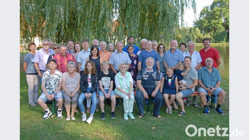 Zum 70. Geburtstag durfte Hans Jürgen Ritter (vordere Reihe, Sechster von links) viele Hände schütteln. Neben Verwandten und Freunden waren auch viele ehemalige Arbeitskollegen und Geschäftspartner zur Geburtstagsfeier gekommen. ow