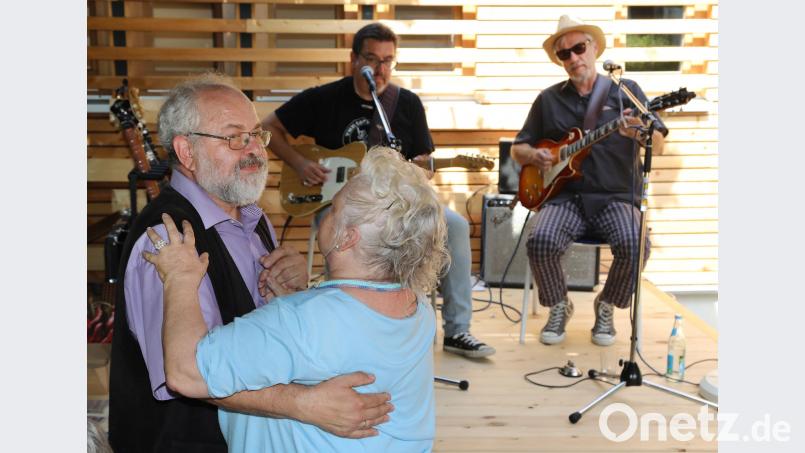 Ein Tänzchen zum Abschied: Bibliothekar Alfred Wolfsteiner lud am Sonntag zu einem Blues-Frühschoppen, bei dem Wolfgang Bernreuther und Tommy Gedon spielten. Gerhard Götz