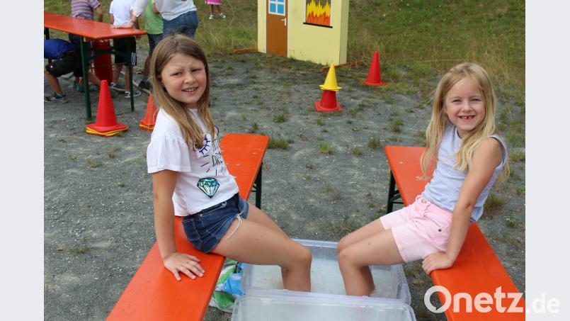 Sommerfest der Großkonreuther Blasmusik: Beim Kinderprogramm gab es spannende Stationen. Luisa (links) und Magdalena beim Seifen-Transport. mri