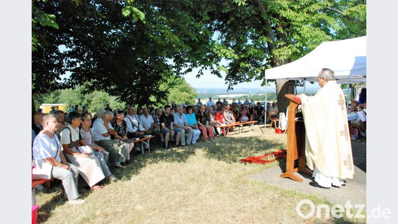 Alljährlich am 3. Julisonntag versammeln sich Gläubige bei der Donatuskapelle in Aschach, um des Schutzpatrons gegen Blitzschlag und Unwetter zu gedenken. sche