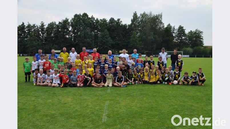 Mit teilweise knappen Siegen trennen sich die F-Junioren-Teams beim Sommercup des SV Kulmain. ak