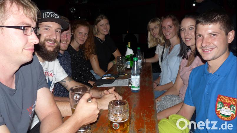 Aufgrund des lauschigen Abends am Samstag genossen viele Gäste ihre Getränke im Freien. flm