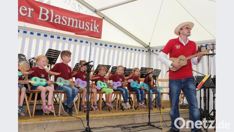 Sommerfest der Großkonreuther Blasmusik: Die Ukulele Kids zeigen gemeinsam mit Markus Werner (rechts), wie bunt Musik sein kann. mri