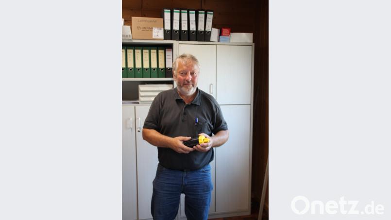 Elektromeister Ludwig Schneck berät in Sachen Stromverlegung im Garten. prh