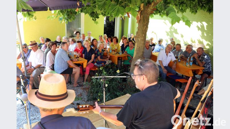 Bibliothekar Alfred Wolfsteiner feierte seinen Abschied mit einem Blues-Frühschoppen. Gerhard Götz