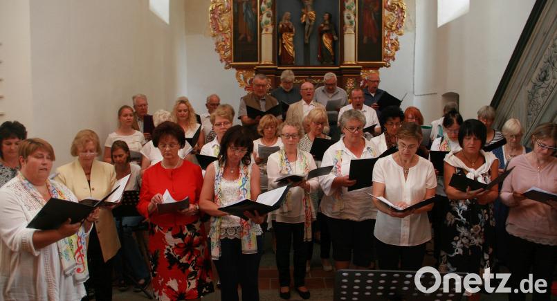 Glanzpunkte setzte der „Große Marktredwitzer Chor“. Mit ihren Beiträgen beeindruckte die Singgemeinschaft ihr Pfaffenreuther Kirchenpublikum. wro