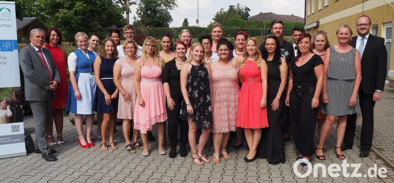 Absolventen in der Heilerziehungspflege erhalten ihre Zeugnisse. Oberbürgermeister Kurt Seggewiß (links), Schulleiterin Tina Faltenbacher (Zweite von links), bfz-Leiterin Birgit Gerlach-Kneißl (Zweite von rechts) und Landrat Andreas Meier (rechts) gratulieren. Bühner