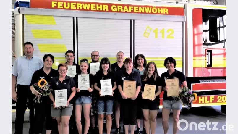 Der Spielmannszug Grafenwöhr ehrte seine treuen Mitglieder mit Urkunden. Dazu gratulierten Markus Englhardt, der zweite Vorsitzende der Feuerwehr (links) und Petra Melchner (Dritte von rechts). rgr