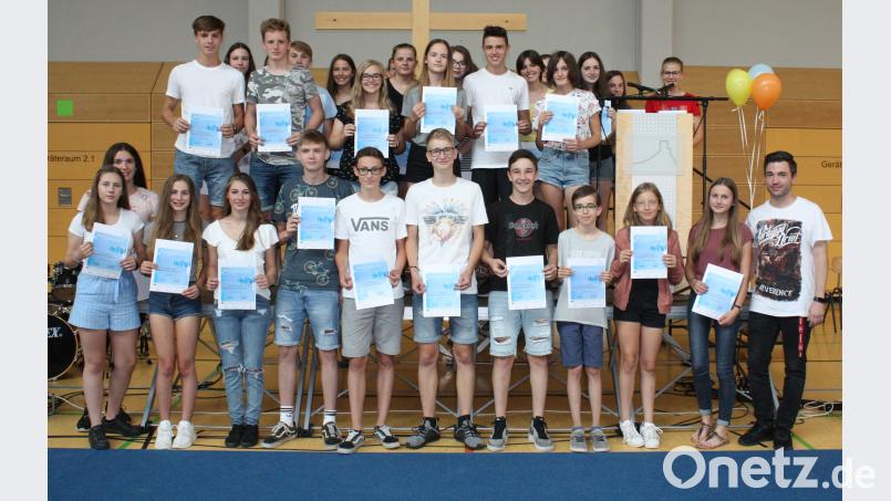 Bei der Schulversammlung händigte Oberstudienrat Stephan Sturm (rechts) den Teilnehmern des Projekts &quot;Soziale Betreuung&quot; die Ehrenamtsnachweise aus. lg