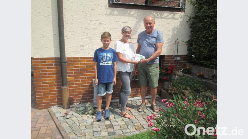 Von links: Tim Geisler, Claudia Geisler und Altbürgermeister und Ehrenbürger Günther König bei der Spendenübergabe. hkö