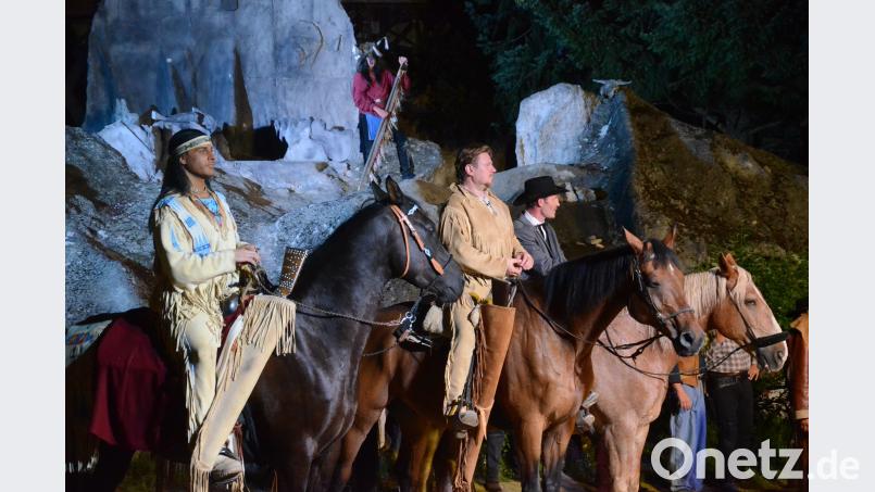 Winnetou (Matthias M.) und Old Shatterhand (Helmut Urban) misstrauen Senator Walker (Sven Kramer). Helmut Kunz