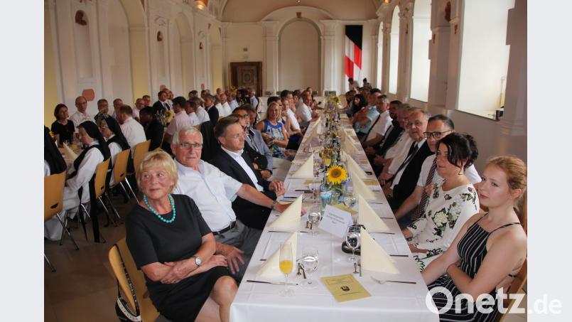 Vollbesetzt war die Klosteraula beim Empfang der Stadt für den Bürgermeister. Vorne links die Eltern von Bernd Sommer. kro