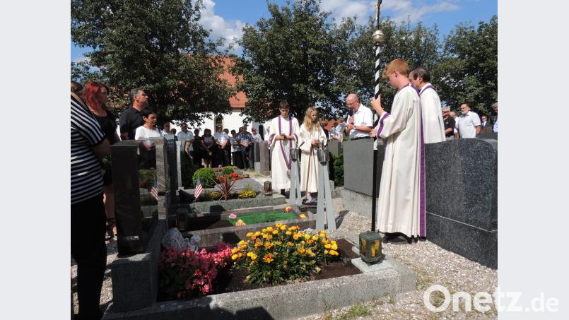 Stadtpfarrer Bernhard Müller (rechts) und Vorsitzender Thomas Reiter (Dritter von rechts) ehrten beim Requiem und der Urnenbeisetzung das verstorbene SV-Ehrenmitglied Georg Specht. mor