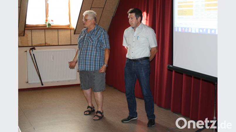 Mit spitzer Feder kalkuliert war die Entscheidung, den Betrieb des geplanten Trabitzer Nahwärmenetzes in die Hand der regionalen Energiegenossenschaft NEW zu übergeben. Peter Dzierza und Konrad Bauer vom Bürger-Arbeitskreis erläuterten die Gründe. bjp