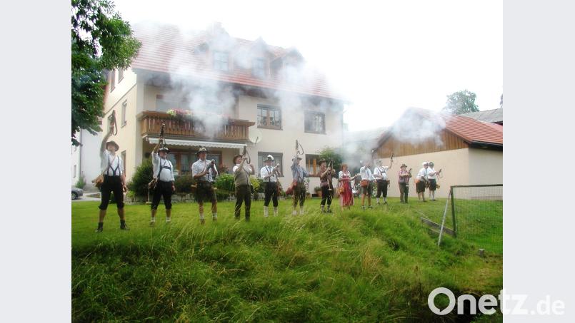 Die Böllerschützen aus Nagel und Wunsiedel setzten einen donnernden Startschuss ld