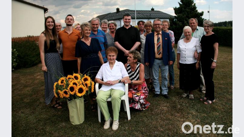 Zusammen mit vielen Freunden, ihrer Familie, Bürgermeister Toni Dutz und Pfarrer Maximilian Roeb feierte Maria Sischka ihren Ehrentag, den sie kurzerhand in den Garten verlegte. wro