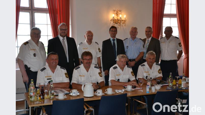 Landrat Andreas Meier und der Präsident der Oberpfälzer Polizei, Gerold Mahlmeister, stellen zusammen mit den Leitern der Polizeiinspektionen im Landkreis Neustadt und den Leitern der Kriminal- und Verkehrspolizei Weiden sowie der Bundespolizei Waidhaus den Sicherheitsbericht vor. jak