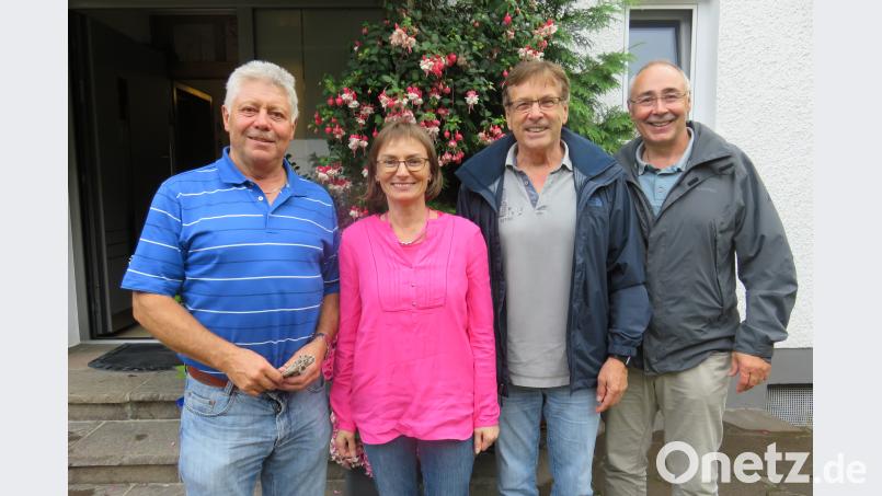 Albert Zehmann wird durch Personalrätin Margarete Schieder-Beierl, den stellvertretenden Leiter des Berufsschulzentrums Johann Bauer und Außenstellenleiter Günter Dirnberger (von links) verabschiedet. Berufsschule Neunburg