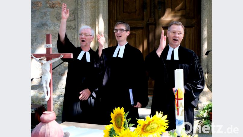 Pfarrer Wilfried Römischer, Pfarrer Michael Kelinske und Pfarrer Dieter Schinke (von links) spendeten den Segen. le