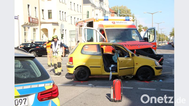 Krankenwagen kollidiert mit Auto. Auer, Alexander