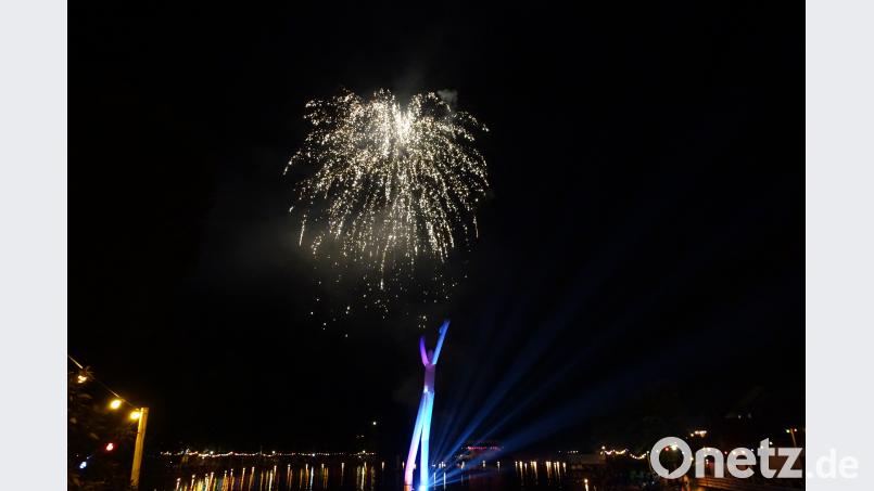 Brillant-Feuerwerk beim Schönseer Seefest. mmj