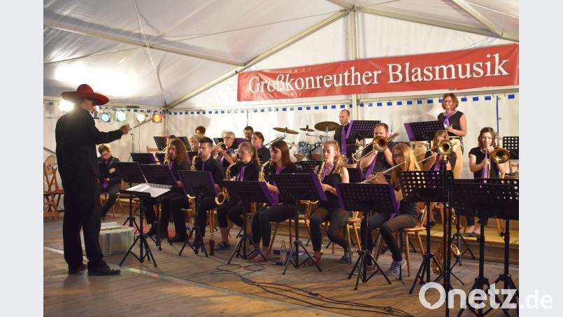 Sommerfest der Großkonreuther Blasmusik: Die Big Band und Dirigent Markus Werner (links) in Action. mri