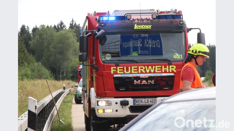 Die alarmierten Feuerwehren mussten zunächst für rund 45 Minuten die Autobahn in Fahrtrichtung Regensburg komplett sperren, da ein Rettungshubschrauber ebenfalls auf der Straße landen musste. Auer, Alexander