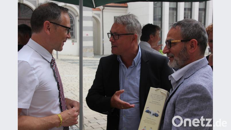 Glückwünsche kamen aus aus Cheb, von Oberbürgermeister zdenek Hrkal (rechts) und Michal Pospisil. kro