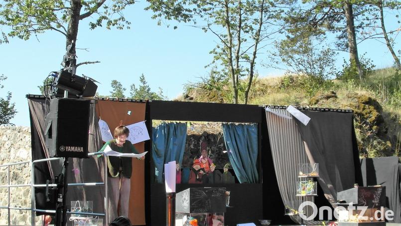 Rodolfo (Doris Hoffmann) grübelt über seinen Plänen für Insekten. Mit Hilfe einer Fee und dem Rat der Weisen (rechts) entwirft er schließlich einen Schmetterling. hl