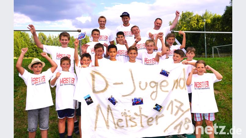 Die Trainer Fabian Wirth, Markus Schwandner und Oswald Schön (hinten, von links) jubeln mit den Spielern der SG Fahrenberg um die Wette: Die Mannschaft ist D-Jugend Meister 2017/2018. fvo