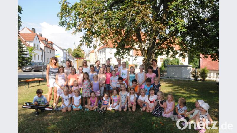 Das Kinderferienprogramm in Pleystein hat großen Zulauf: Die Mädchen und Buben zeigen ihr Geschick auf einer Spielwiese, die CSU, FU und JU vorbereitet haben. bey