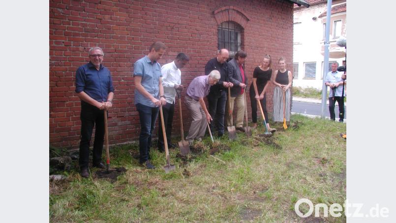 Christian Drehobel freut sich, Bauamtsleiter Achim Scherm beobachtet mit sachkundigem Blick, Pater Joy wundert sich, was es in Deutschland doch alles gibt, Bürgermeister Ludwig König arbeitet und Architekt Peter Haimerl passt auf, ob er es auch richtig macht. Ingenieur Jürgen Dahmen denkt schon einmal über die Heizung und Feuchtigkeit nach, Judith Kinzl bestätigt das alles mit wohlwollendem Blick und Anna Firak schaut vorerst noch zu. Sie ist noch eine Zeitlang in Mutterschutz. Damit auch andere davon erfahren, dreht ein Team des Bayerischen Fernsehens einen Beitrag für "Unter unserem Himmel". ld