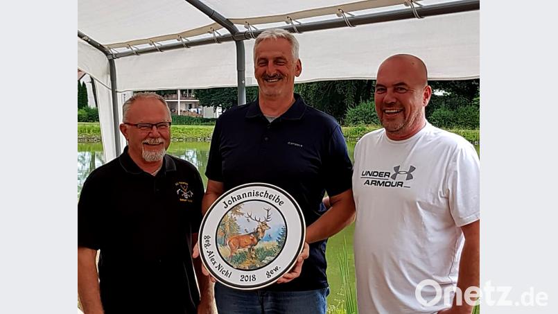 Thomas Bauer (Mitte) gewinnt die Johannischeibe. R. Kreuzer