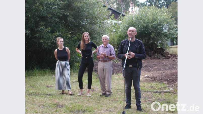 Den zahlreichen Besuchern erläuterte Architekt Peter Haimerl zusammen mit seinen Mitarbeiterinnen Anna Firak (links) und Judith Kinzl seine Vision von einem wiederbelebten Dorf. ld