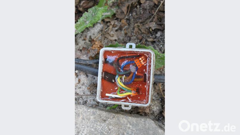 Abzweigung wird nach Installation mit Gießharz ausgegossen. Die Verbindungen sind somit dauerhaft vor Feuchtigkeit geschützt. prh