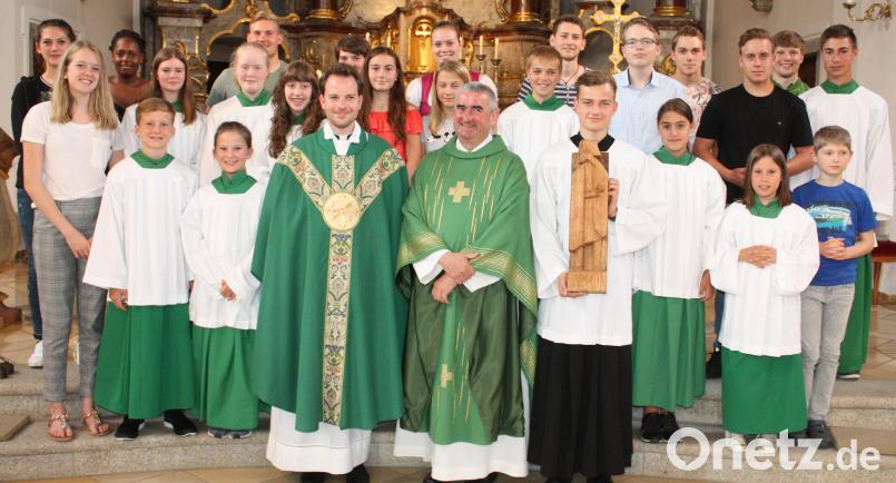 Nach dem Gottesdienst gruppierten sich alle anwesenden Ministranten zu einem Abschiedsfoto im Altarraum. lg